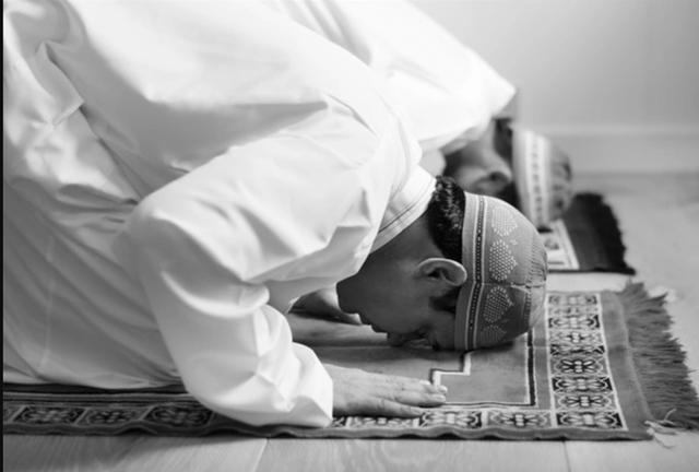 Ilustrasi sholat isya berjamaah. Foto: freepik.com/rawpixel-com