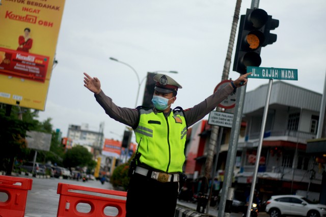 Ilustrasi pembatasan aktivitas warga dengan penyekatan di Jalan Gajah Mada Pontianak. Foto: Leo Prima/Hi!Pontianak