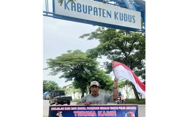 Foto seorang pria yang mengaku jalan kaki dari Bangil, Kabupaten Pasuruan, menuju Mabes Polri. 