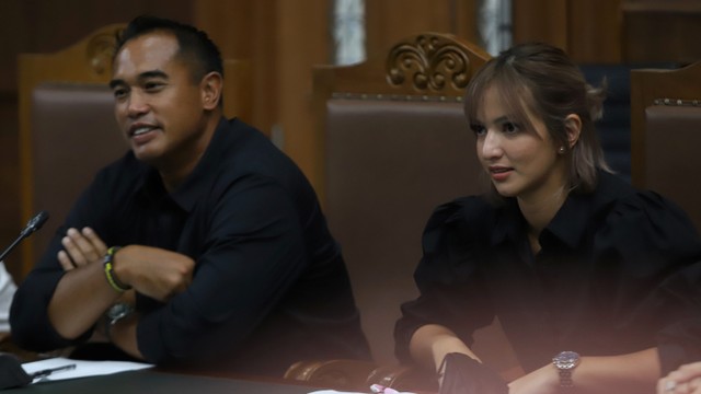 Pasangan terdakwa Nia Ramadhani bersama Ardi Bakrie menjalani sidang perdana di Pengadilan Negeri Jakarta Pusat, Jakarta, Kamis, (2/12). Foto: Ronny