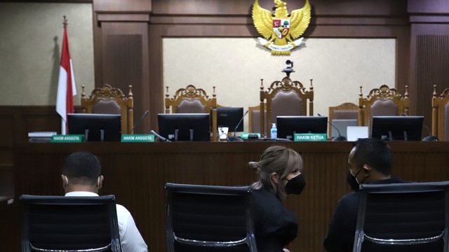 Pasangan terdakwa Nia Ramadhani bersama suaminya Ardhi Bakrie menjalani sidang perdana di Pengadilan Negeri Jakarta Pusat, Jakarta, Kamis, (2/12). Foto: Ronny