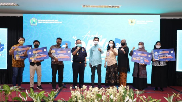 Kepala KKP Bea dan Cukai Tipe Madya Cukai Malang, Gunawan Tri Wibowo dan Kepala Diskominfo Kota Malang, Muhammad Nur Widianto SSos memberikan hadiah kepada para pemenang lomba kategori mahasiswa. Foto: dok