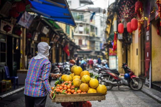 Ilustrasi seorang pedagang buah menawarkan barang dagangannya. Foto: Pixabay.com