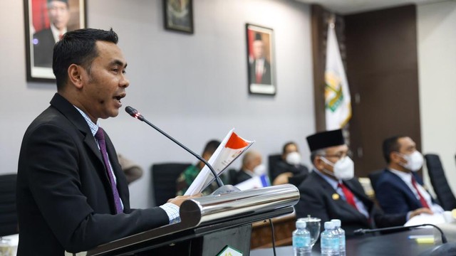 Juru Bicara Fraksi Partai Nanggroe Aceh (PNA) M. Rizal Falevi Kirani juga meminta Gubernur Aceh menuntaskan target atau capaian-capaian menyangkut program prioritas Aceh Hebat dalam RPJMA. Foto: Dok. acehkini