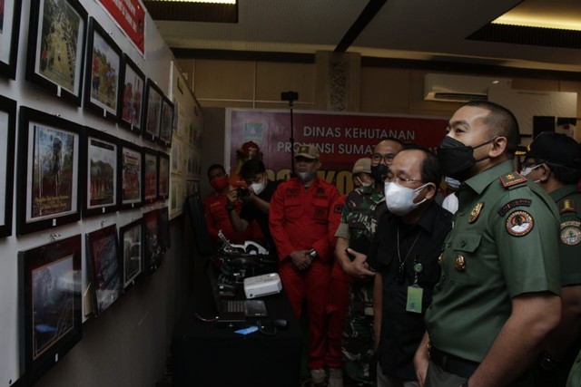 Wakil Gubernur Sumatera Barat Audy Joinaldy saat meninjau pameran foto Dinas Kehutanan di acara Rakor di Padang, Kamis 2 Desember 2021. Foto: dok Humas