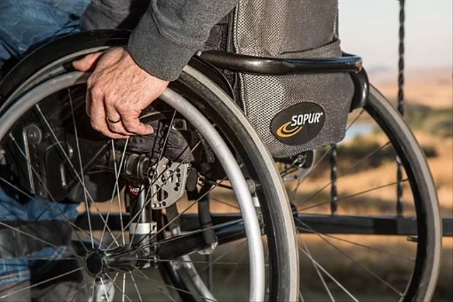 Gambar penyandang disabilty menaiki kursi roda untuk menjalani hidup yang penuh seemangat. Sumber: https://pixabay.com/