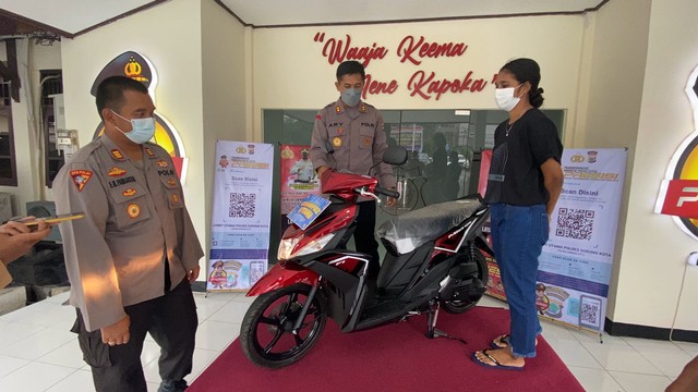 Kapolres Sorong Kota menyerahkan hadiah grandprize sepeda motor, foto: Yanti/Balleo News