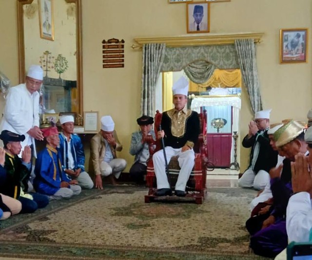 Prosesi pengukuhan Hidayat Mudaffar Sjah sebagai Sultan Muda, Kesultanan Ternate di Kedaton Ternate, Kamis (2/11). Foto: Istimewa