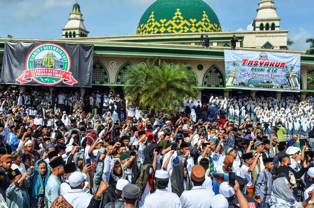 Sejumlah massa mengikuti Tasyakur Reuni 212 se-Priangan Timur di Halaman Mesjid Agung, Kabupaten Ciamis, Jawa Barat, Kamis (2/12/2021). Foto: Adeng Bustomi/Antara Foto