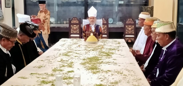 Pembacaan doa saat proses pengukuhan Sultan Ternate ke-49. Foto: istimewa