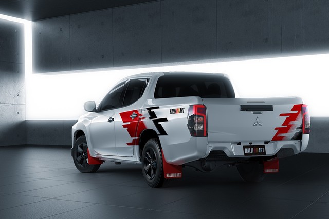Mitsubishi hadirkan Triton RalliArt Edition Foto: Carscoops