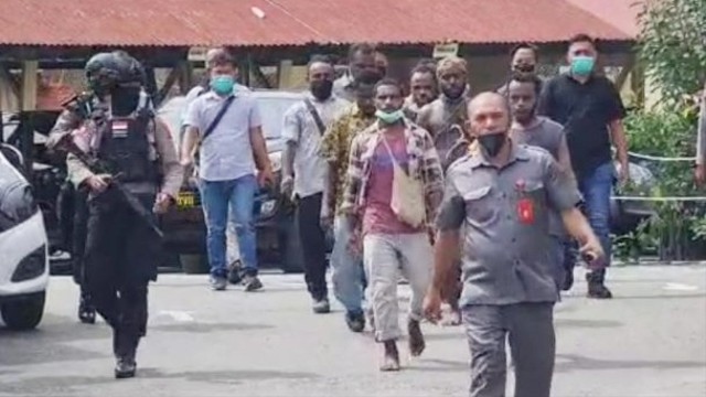 8 tersanga pengibar Bendera Bintang Kejora di Jayapura yang berada di Mapolda Papua. (Tangkapan layar) 