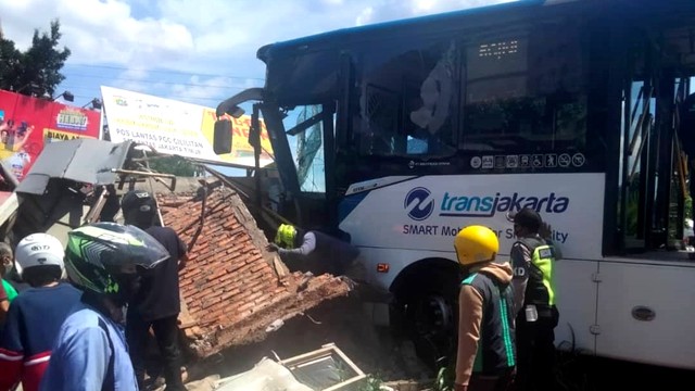 Kondisi Pos Lantas PGC yang ditabrak Bus TransJakarta. Foto: Instagram/@tmcpoldametro