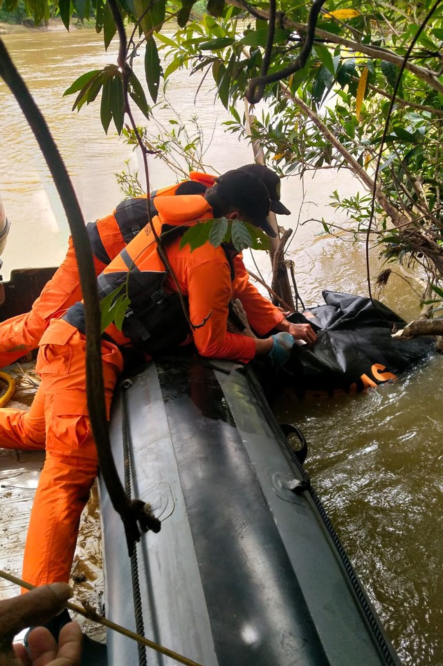 Tim SAR gabungan mengevakuasi mayat seorang kakek bernama A Rasyid (60) yang ditemukan mengapung di Krueng (sungai) Woyla, Aceh Barat. Foto: Dok. Pos SAR Meulaboh  