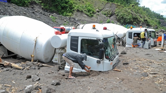 Foto: Deretan Truk Terjebak Lahar Hujan di Lereng Gunung Merapi (316436)