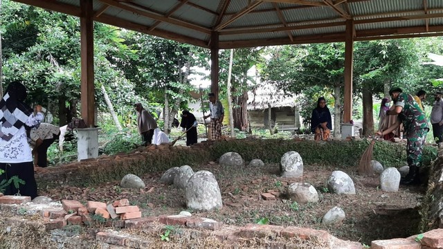 Aksi gotong royong di makam Tgk Chik Di Simpang di Glumpang Tiga, Pidie. Foto: warga