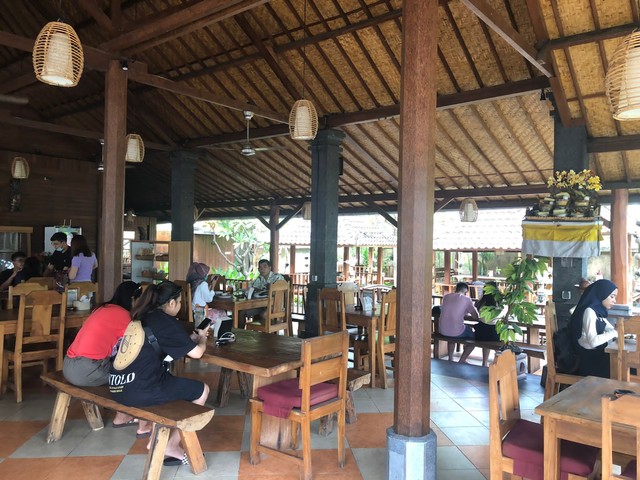 Resto Nasi Ayam Kedewatan Ibu Mangku Seminyak, Bali Foto: dok.GoFood