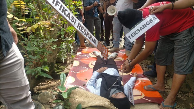 Rekontruksi pembunuhan guru SMK di Aceh Barat. Foto: Siti Aisyah/acehkini