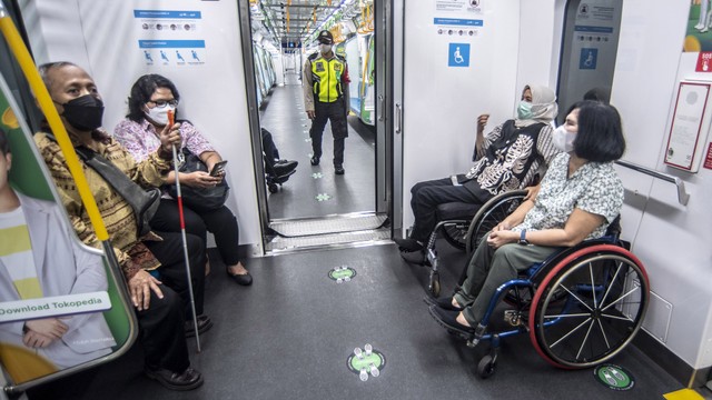 Penyandang disabilitas berada di area MRT khusus penumpang prioritas di Stasiun MRT Bundaran HI. Foto: ANTARA FOTO/Muhammad Adimaja