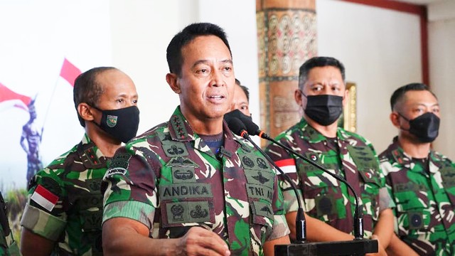 Panglima TNI Jenderal Andika Perkasa saat memberikan keterangan pers di Makodam Cenderawasih. (Dok Pendam Cenderawasih) 