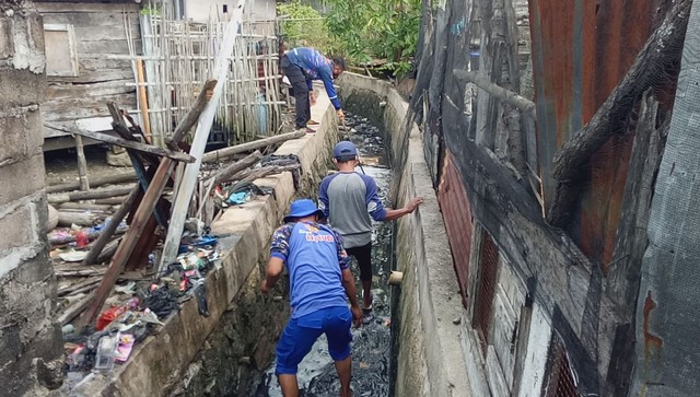 Personel Polres Bangka Barat lakukan kegiatan bakti bersih di Mentok.