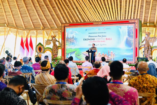 Presiden Jokowi saat peluncuran Dokumen Peta Jalan Ekonomi Kerthi Bali menuju Bali Era Baru di Serangan, Denpasar pada Jumat (03/12/2021) - IST