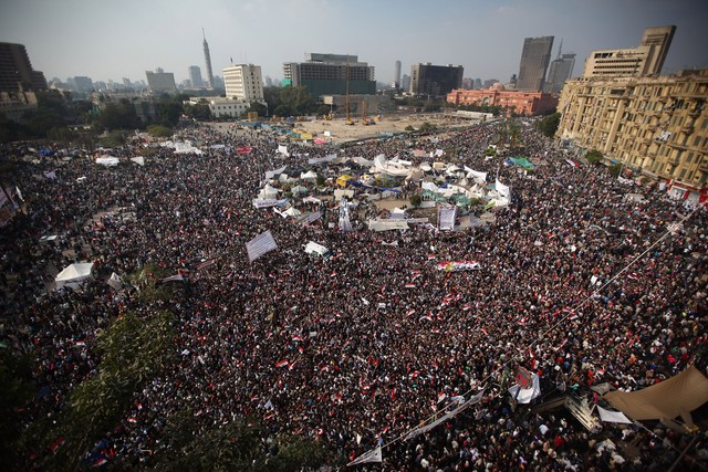 Para pengunjuk rasa berkumpul di Lapangan Tahrir Kairo untuk rapat umum pada 25 November 2011, menjelang pemilihan parlemen. Sumber gambar: Petter Macduarmid 2011 Getty images