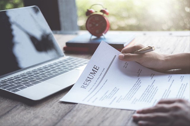 Ilustrasi perbedaan CV dan daftar riwayat hidup. Sumber: Unsplash/jakkapant turasen