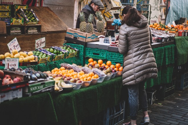 Ilustrasi pasar yang memperjual belikan faktor produksi. Foto: Pexels.com