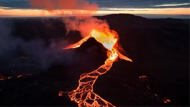 Ada banyak materi yang dihasilkan oleh gunung berapi. Contohnya seperti fumarol dan sill. Foto: Pexels.com