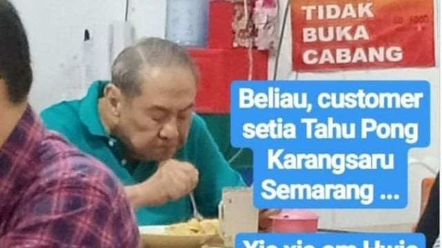 Michael Hartono makan di Tahu Pong Karangsaru Semarang. Foto: Twitter @ayudh69
