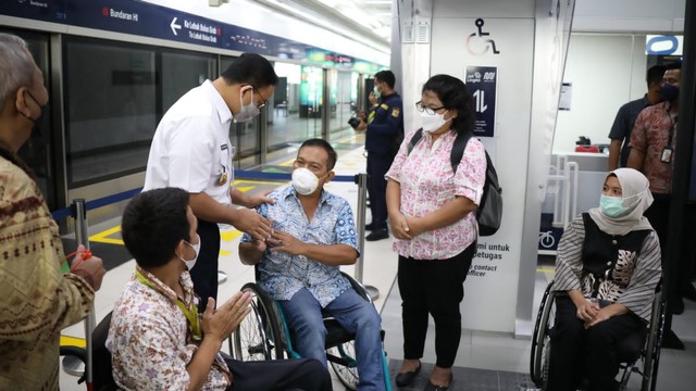 Gubernur DKI Jakarta Anies Baswedan meninjau fasilitas layanan digital yang ramah bagi penyandang disabilitas bernama DINA (Digital Intelligent Assistant) di Stasiun MRT Bundaran Hotel Indonesia, Jumat (3/12). Foto: Pemprov DKI Jakarta