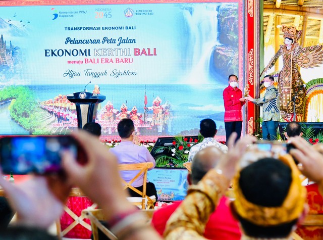Penyerahan Peta Jalan Ekonomi Kerthi Bali Menuju Bali Era Baru kepada Gubernur Bali Wayan Koster - IST 