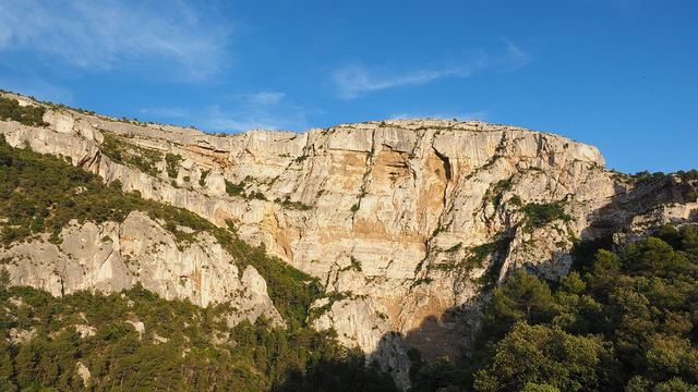 Daerah karst adalah salah satu daerah di permukaan bumi yang disusun oleh batuan berpori. Foto: Pixabay.com