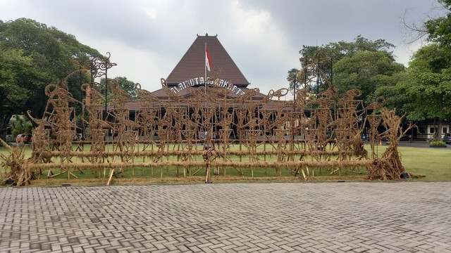Instalasi seni berupa wayang jerami menghiasi halaman Balai Kota Solo. FITI: Tara Wahyu