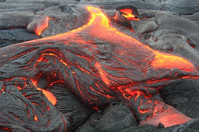 Salah satu bahan yang dikeluarkan tenaga vulkanisme adalah lava. Foto: kemdikbud.go.id