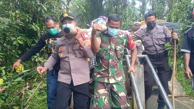 Proses evakuasi warga Perancis yang meninggal di tangga pendakian Pura Lempuyang, Karangasem, Bali - IST