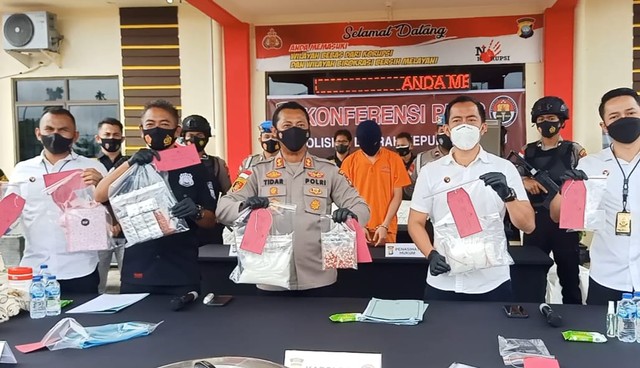 Kapolres Bintan dan jajarannya menunjukkan barang bukti yang diamankan dari bandar narkoba yang diamankan di Tanjungpinang. Foto: Istimewa.