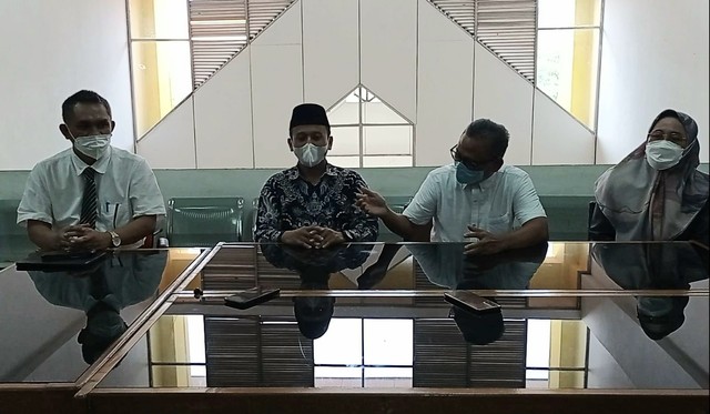 rektorat niversitas Sriwijaya (Unsri) saat memberikan keterangan terkait pelaksanaan yudisium Fakultas Ekonomi. (foto: istimewa)