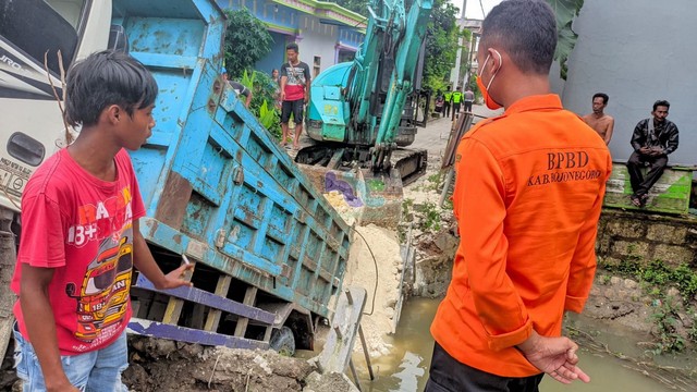 Kondisi jembatan di Desa Sumbertlaseh, Kecamatan Dander, Kabupaten Bojonegoro, yang runtuh atau ambruk, saat dilewati dump truk. Jumat (03/12/2021) (foto: dok istimewa)