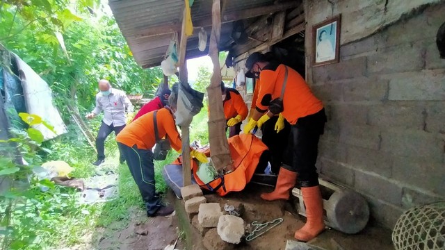 Evakuasi jenazah seorang nenek di Klungkung, Bali - IST