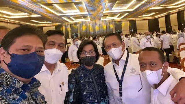 Ketua MPR Bambang Soesatyo foto bersama dengan Menteri Keuangan Sri Mulyani di Bali. Foto: MPR RI