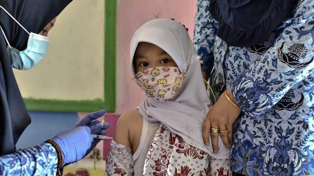 Anak mendapat imunisasi difteri di program Bulan Imunisasi Sekolah (BIAS). Foto: Shutterstock