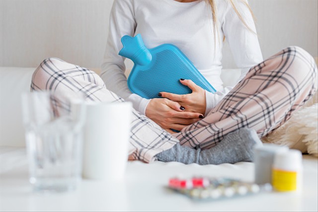 Ilustrasi mengompres perut dengan air hangat untuk meredakan nyeri haid (sumber: Pixabay)