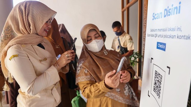 Pegawai dan tenaga kontrak di lingkungan Pemerintah Aceh saat melakukan scan barcode Peduli Lindungi sebelum masuk kantor, Senin (1/11/20210. Foto: Suparta/acehkini.