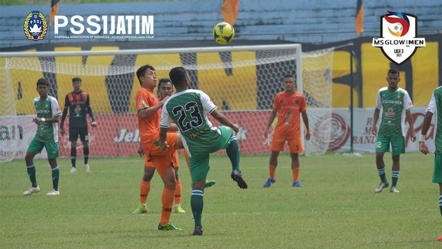 Pertandingan babak 32 besar Liga 3 PSSI Jawa Timur, antara Persibo Bojonegoro melawan Mitra Surabaya, di Stadion Joko Samudro, Kabupaten Gresik. Kamis (02/12/201) (foto: dok PSSI Jatim)