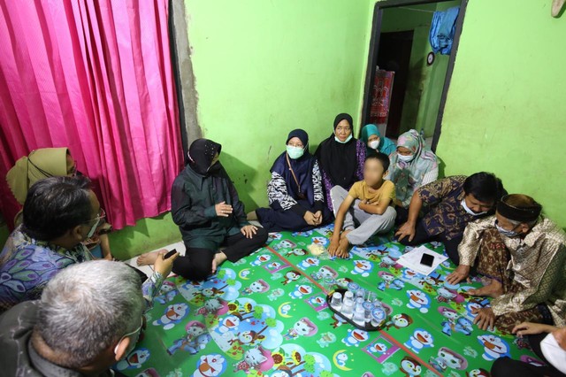 Mensos Tri Rismaharini mengunjungi anak penyandang disabilitas korban kekerasan di Sukabumi. Foto: Dok. Kemensos