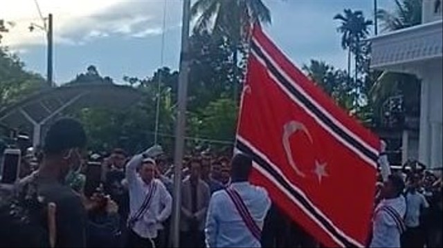 Pengibaran bendara Bintang Bulan dalam upacara milad ke-45 GAM di Lhokseumawe, Aceh. Foto: warga 