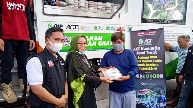 ACT Branch Manado saat membagikan makanan bergizi gratis untuk warga di Kota Manado