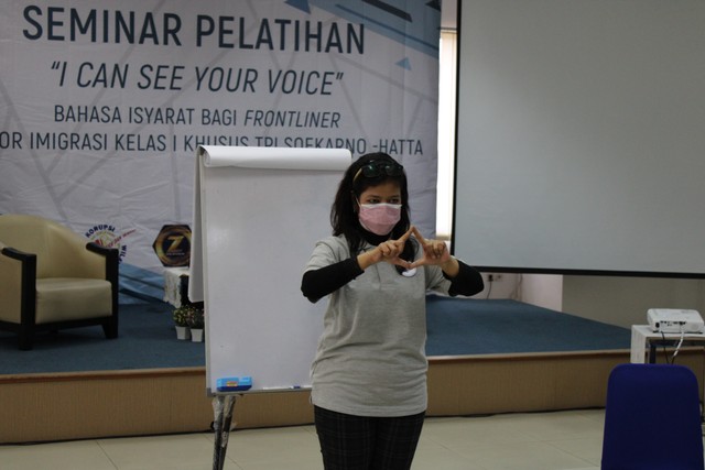 Pelatihan bahasa isyarat bagi petugas Imigrasi Soekarno-Hatta oleh Pusbisindo (Pusat Bahasa Isyarat Indonesia)